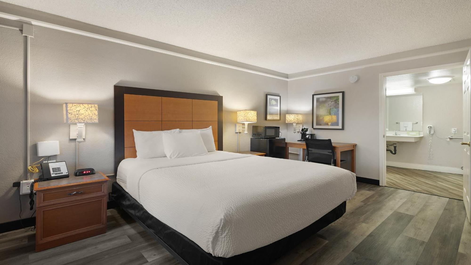 Howard Johnson By Wyndham Sacramento Downtown Exterior foto
