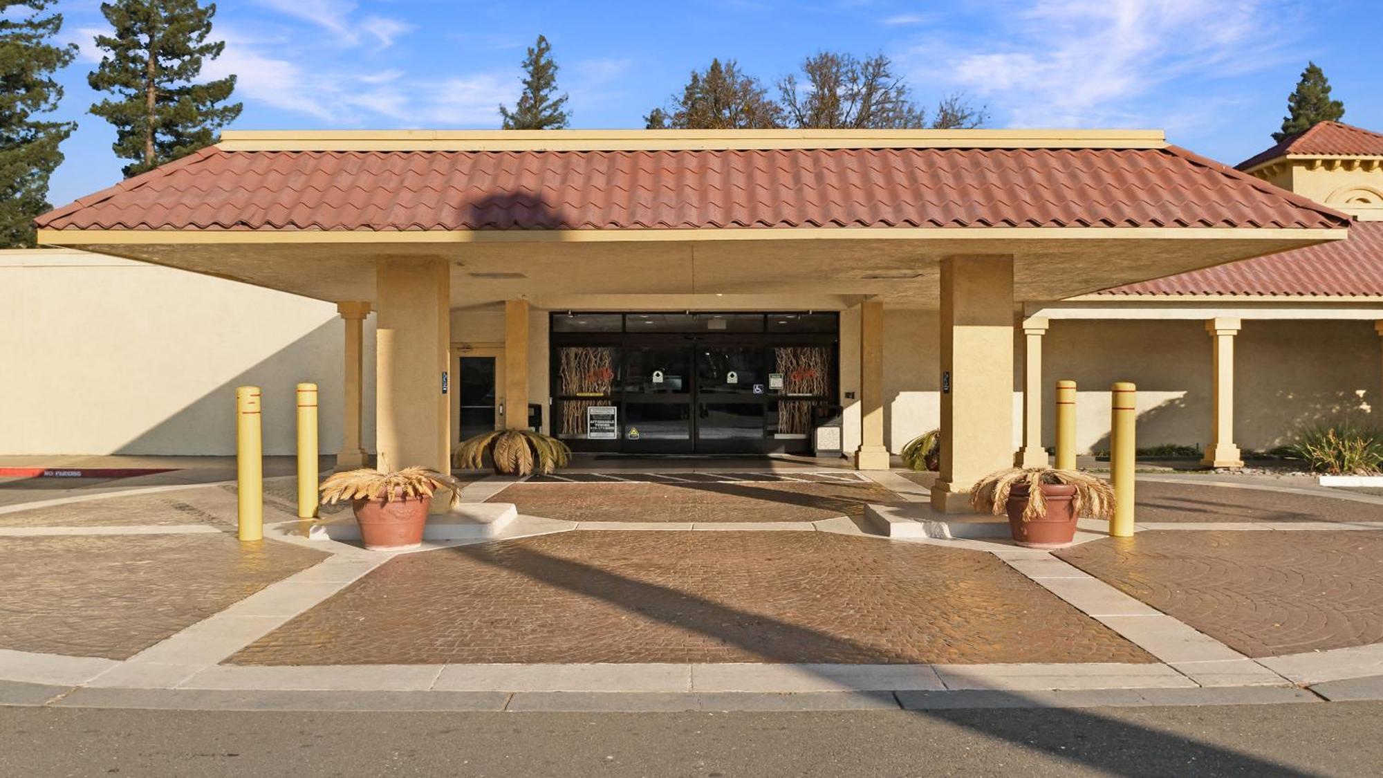 Howard Johnson By Wyndham Sacramento Downtown Exterior foto