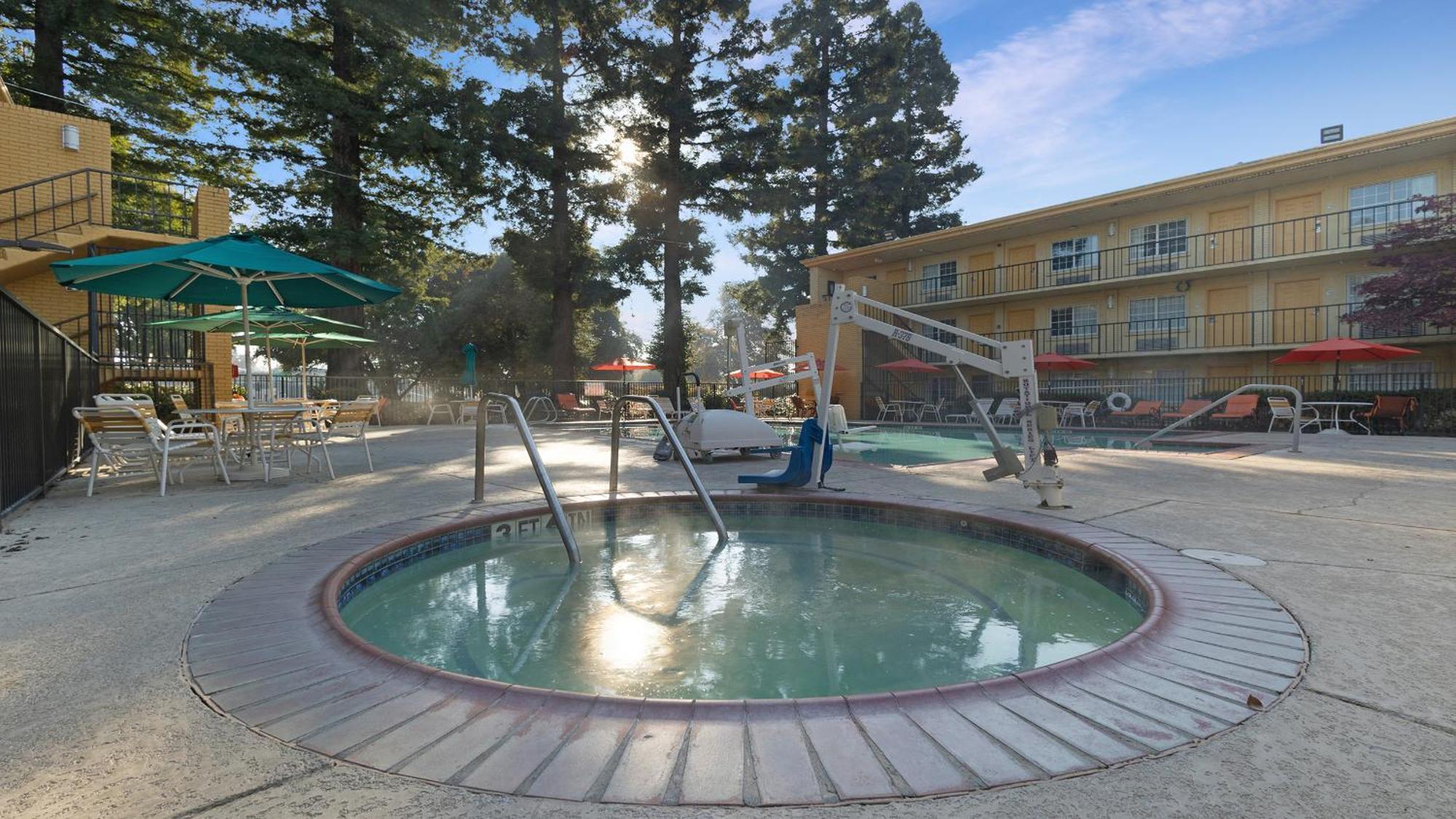 Howard Johnson By Wyndham Sacramento Downtown Exterior foto