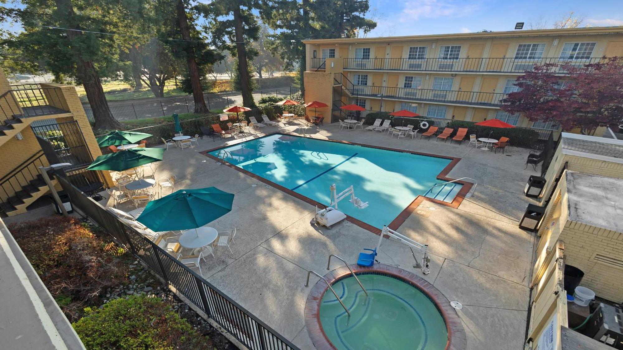 Howard Johnson By Wyndham Sacramento Downtown Exterior foto