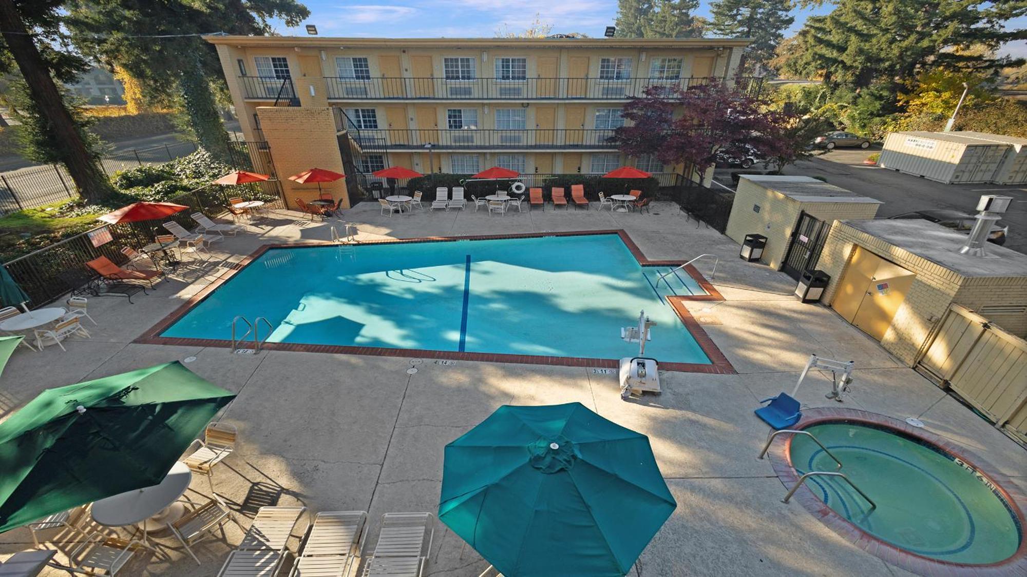 Howard Johnson By Wyndham Sacramento Downtown Exterior foto